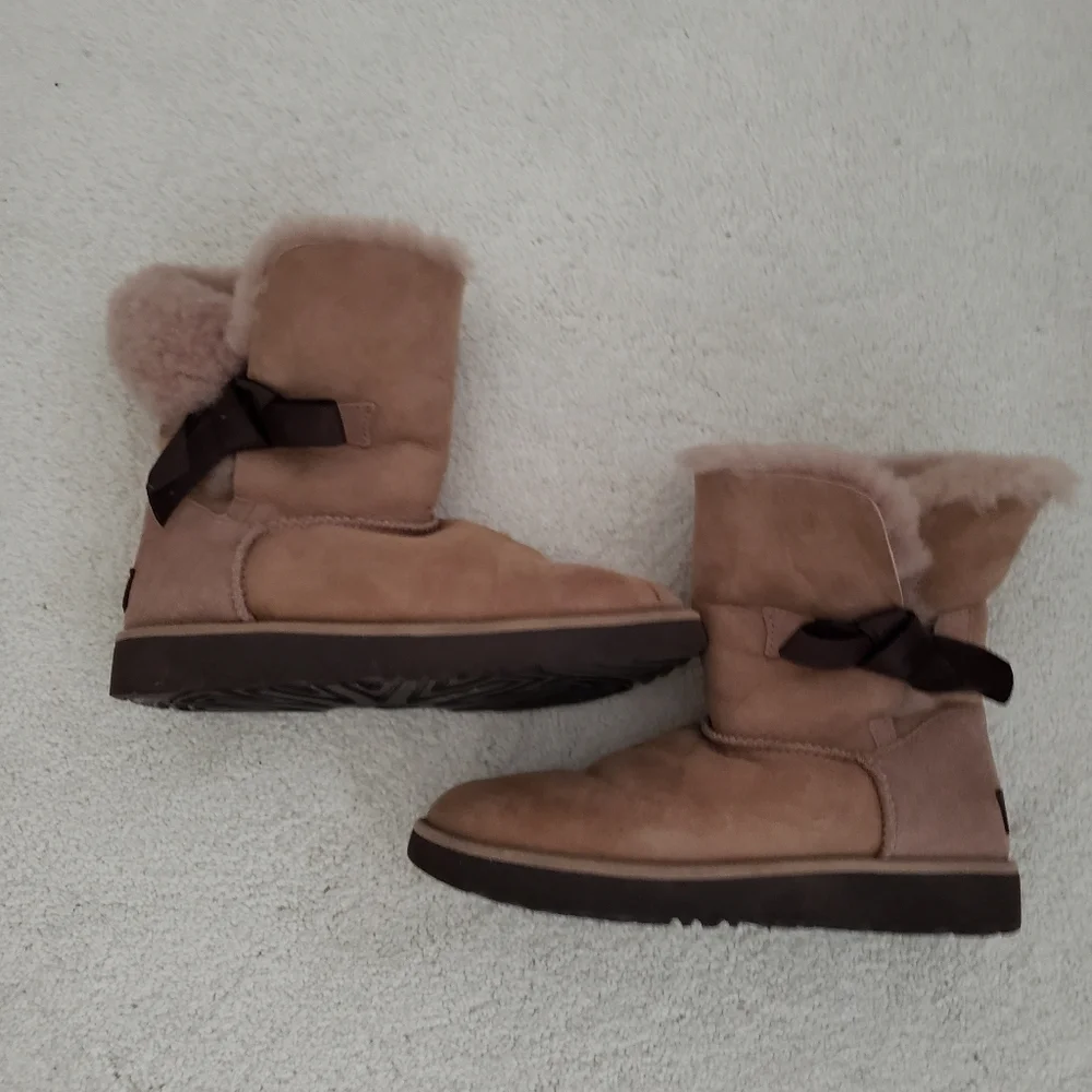 Ugg Classic Knot Classic Short Boots sz6